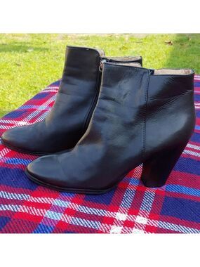 Adrienne Vittadini Black Leather Heel Ankle Boots in size 9